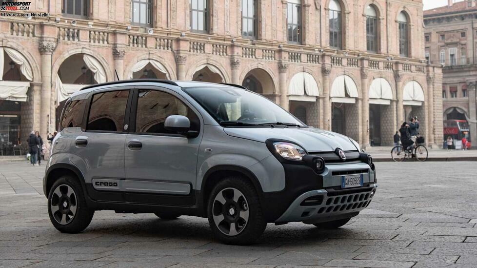 Italien wird vermutlich das letzte Land sein, das den Kleinstwagen opfert. Autos wie der Fiat Panda (der dieses Jahr 40. Geburtstag feiert) gehören einfach zu Italien. Um die CO2-Emissionen zu senken, führt Fiat im Panda nun eine 70 PS starke Version mit 1,0-Liter-Benziner und Mildhybridsystem ein, der nur 4,1 Liter/100 km verbrauchen soll, deutlich weniger als der alte 1,2-Liter mit 69 PS. Daneben werden auch auch eine Allradversion und eine LPG- und eine CNG-Varianten angeboten. 