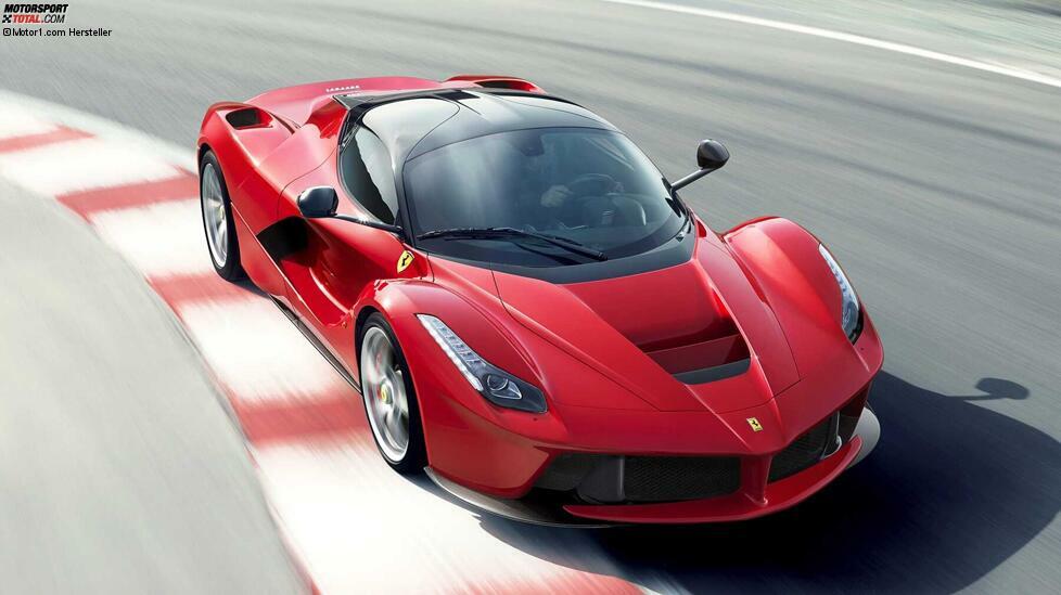 Der Ferrari LaFerrari ist der Erbe des Ferrari Enzo. Auch er wurde 2013 auf dem Genfer Autosalon vorgestellt. Er war der erste Ferrari mit dem Rekuperationssystem HY-KERS. Unter der Motorhaube werkelt ein 6,2-Liter-V12, der in Kombination mit einem Elektromotor eine Gesamtleistung von 963 PS und 900 Nm Drehmoment liefert. Das Trockengewicht von etwas mehr als 1,2 Tonnen erlaubt einen Tempo-100-Sprint in weniger als 3 Sekunden. Die Höchstgeschwindigkeit wird mit 350 km/h angegeben.