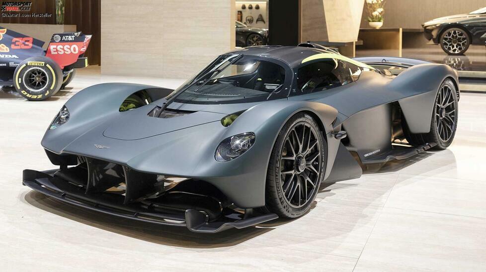 Der Aston Martin Valkyrie wurde in Zusammenarbeit mit der Formel-1-Mannschaft von Red Bull Racing entwickelt, die bei der Entwicklung des Motors und der Aerodynamik half. Unter der Motorhaube arbeitet ein 6,5-Liter-V12-Saugmotor, der mit einem Elektromotor von Rimac gekoppelt. Die Gesamtleistung von 1.160 PS und das Gewicht von etwa einer Tonne erlauben angeblich einen Sprint von 0 auf 320 km/h in weniger als 10 Sekunden.