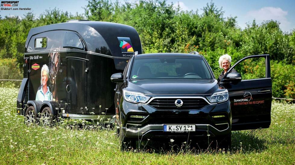 Noch ein Billigheimer, aber einer, der wirklich viel ziehen kann: Der SsangYong Rexton (im Bild mit Dressurreiterin Uta Gräf) schafft in der zugkräftigsten Version ganze drei Tonnen. Das wäre die Version mit Allradantrieb und Automatik. Beim Motor haben Sie beim Rexton keine Wahl, es gibt ausschließlich einen 181-PS-Diesel. Diese Variante gibt es ab rund 37.500 Euro.