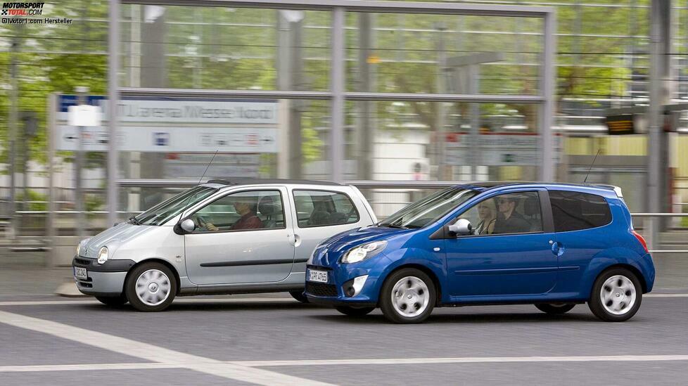 Das Konzept des ersten Twingo ist so erfolgreich, dass er in Europa 15 Jahre lang ohne einschneidendes Facelift vom Band läuft. Allein in Deutschland verkauft Renault 517.600 Exemplare des charmanten Minis. Insgesamt fertigt der französische Hersteller rund 2,5 Millionen Twingo. Damit gehört der kompakte Monospace zu den am häufigsten und längsten gebauten Modellen der Marke. Im kolumbianischen Envigado rollt der Ur-Twingo bis 2013 aus der Fabrik.
2007 kommt der Nachfolger des ersten Twingo in Europa auf den Markt. Doch ihm geht der Charme des Vorgängers ab.