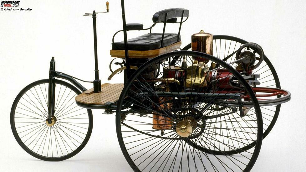 Der von Carl Benz im Jahr 1886 hergestellte Benz Patent-Motorwagen, der als erstes Auto der Geschichte gilt, verfügte über einen Einzylinder-Viertaktmotor mit 994 ccm Hubraum, der direkt hinter der Sitzbank montiert war.
Fast ein Jahrzehnt später, 1894, hatte Benz 25 Exemplare seines Wagens mit einer Leistung zwischen 1,5 und 3 PS produziert. Es gab auch Versionen mit mehr Zylindern (Typ II, Typ III ...).
Im Laufe der Jahre wurden Einzylindermotoren vor allem in sehr günstigen Klein- und Stadtautos verwendet, aber die Laufruhe lässt zu wünschen übrig, ebenso ist die Leistung überschaubar.
Einzylinder sind in der Welt der Zweiräder viel häufiger anzutreffen, da viele Motorräder darauf setzen.