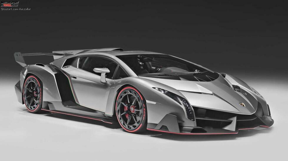 Preis: 3,93 Millionen Euro
Lamborghini baute zwischen 2014 und 2015 lediglich 14 Exemplare des abgefahrenen Veneno auf Aventador-Basis. Jeder kostete je nach Ausstattung um die vier Millionen Euro und wurde wahlweise als Coupé oder Roadster angeboten. Unter dem Blech arbeitet eine stärkere Version des 6,5-Liter-V12 aus dem Aventador, jetzt mit 750 PS und 690 Nm Drehmoment. Von 0-100 km/h braucht er nur 2,8 Sekunden. Bis heute ist der Veneno der teuerste Lamborghini.