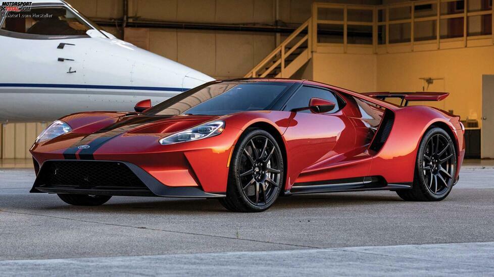 Noch etwas teurer ist der jüngste straßentaugliche Supersportler des amerikanischen Herstellers. Der Ford GT von 2017 wird von einem 656 PS starken 3,5-Liter-Biturbo-V6 angetrieben.
Im Jahr 2019 wurde das einzige in Beryllium Orange lackierte Exemplar in den USA für 1,1 Millionen Euro verkauft. Es war praktisch neu und hatte Carbon-Räder.