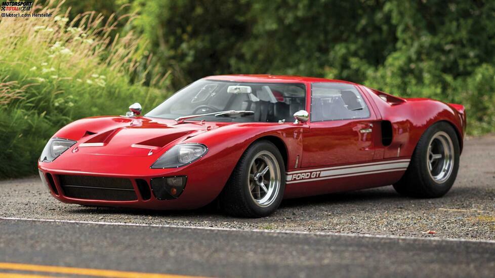 Mit diesem Ford GT40 Mk I von 1967 betreten wir das Reich der Autolegenden. Das sehr seltene Straßenfahrzeug wurde im Jahr 2014 für 3,2 Millionen Euro versteigert.
Es handelt sich um einen GT40 P/1058. Nur 31 von diesen Straßenversionen wurden von Ford gefertigt und in Werbekampagnen eingesetzt. Der Motor ist ein 4,7-Liter-V8 mit 340 PS, der eine Spitze von über 260 km/h ermöglicht.