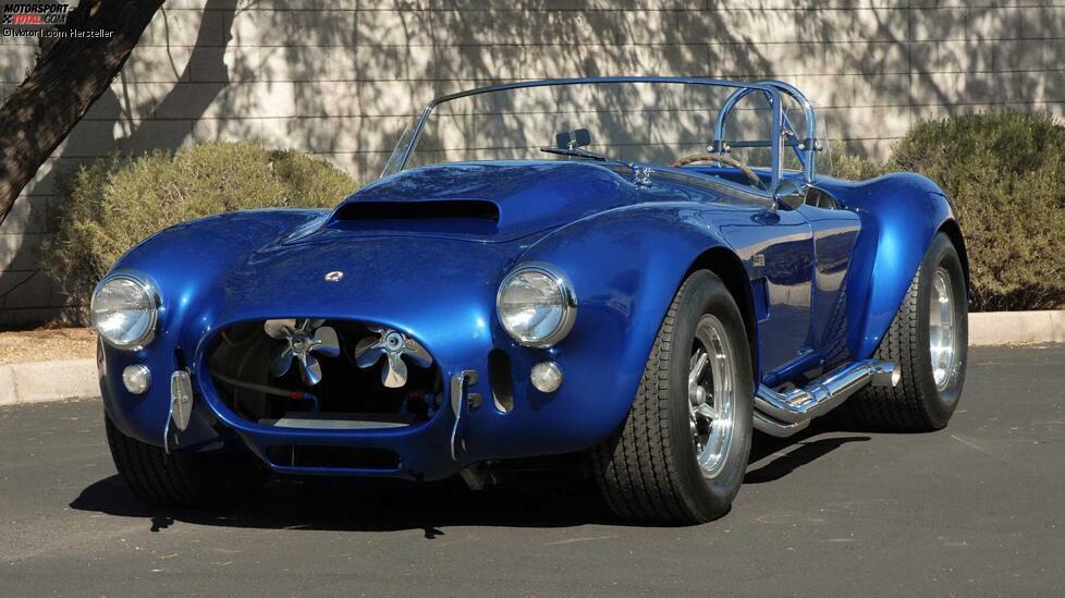 Ein wahres Meisterwerk von Carroll Shelby ist die Cobra, insbesondere die 1966 in Zusammenarbeit mit Ford gefertigte Shelby Cobra 427 Super Snake, die auch den legendären 427er-V8 besaß, einen 7,0-Liter-Motor mit 492 PS. Nur 23 Stück wurde gebaut. Ein Exemplar, wurde im Jahr 2007 für die unglaubliche Summe von fünf Millionen Euro versteigert.
Ebenso außergewöhnlich sind auch die Leistungen dieses zweisitzigen Spiders mit niedrigem Gewicht (1.068 Kilo), Hinterradantrieb und einer Spitzengeschwindigkeit von beinahe 300 km/h.