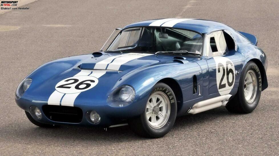 Das Shelby Daytona Cobra Coupé ist eine Rennauto-Legenden. 1965 gewann es als erstes amerikanisches Auto die Internationale Tourenwagen-Meisterschaft. Basis war wieder eine Shelby Cobra, aber hier mit einer geschlossenen Karosserie, mit der er den Ferrari 250 GTO schlagen sollte.
Für 6,7 Millionen Euro fuhr im Jahr 2009 das vierte der sechs gebauten Autos (Chassis CSX2601) in die Garage, in die Garage eines Liebhabers. Es hatte die letzten Rennen von 1965 gewonnen und fuhr damit die Weltmeisterschaft ein. Der 4,7-Liter-V8 mit 380 PS ermöglicht eine Geschwindigkeit von über 300 km/h.