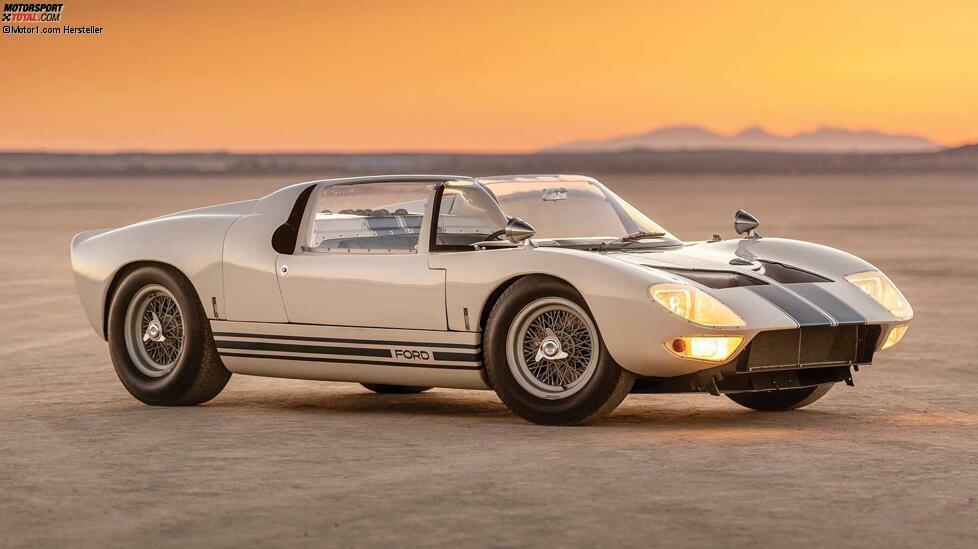 Gerde noch aufs Stockerl in unserem Ranking schafft es dieser Ford GT40 Roadster. Der Prototyp von 1965, wurde im Jahr 2019 für sieben Millionen Euro versteigert.
Der Wagen ist der erste der fünf Roadster, die als Testwagen gebaut wurden. Er blieb im ursprünglichen Zustand, in dem er von Piloten wie Ken Miles, Carroll Shelby und Jim Clark gefahren wurde. Der Motor ist ein 289er-V8 mit 4,7 Liter Hubraum und 396 PS.