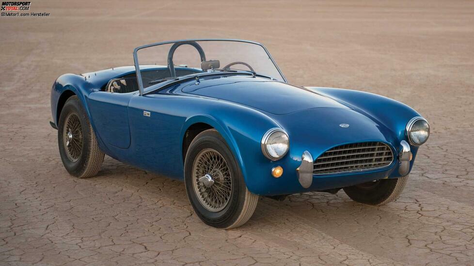 Unser Ranking gewinnt ein Überraschungssieger, denn der teuerste Ford ist ein Shelby. Die Shelby 260 Cobra von 1962 wurde im Jahr 2012 für sage und schreibe 12,7 Millionen Euro ersteigert.
Die Cobra mit CSX-2000-Chassis war die allererste Shelby Cobra, also das Auto, mit dem Carroll Shelby seine legendäre Karriere begann. Das Auto ist das Ergebnis einer Kreuzung zwischen dem englischen Original-AC Ace mit Ford-Technik, die von Shelby sportlich überarbeitet wurde. Der Motor ist in diesem Fall der 260er-V8 mit 4,3 Liter Hubraum und 264 PS, der eine Geschwindigkeit von 246 km/h ermöglicht.