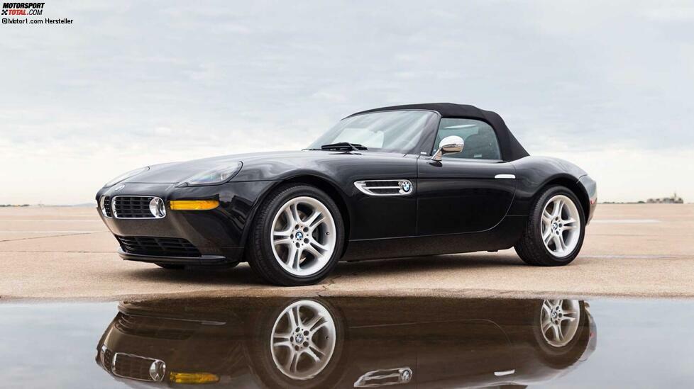 Auf Platz acht unseres Rankings steht (etwas überraschend) ein BMW Z8 aus dem Jahr 2003, ein moderner Sportwagen, der 2017 für umgerechnet 407.000 Euro versteigert wurde. Den hohen Preis rechtfertigt der Zustand des praktisch fabrikneuen US-Modells, das nur wenige Dutzend Kilometer auf dem Buckel hatte.
Von dem schicken Roadster wurden zwischen 2000 und 2003 genau 5.703 Einheiten (darunter 555 für Alpina) produziert. Das versteigerte Exemplar hatte einen 4,9-Liter-V8-Saugmotor mit 400 PS. Damit erreichte er 250 km/h und kam in 4,7 Sekunden auf 100 km/h.