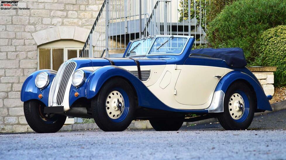 Ein großer BMW-Klassiker ist der 328, ein Vorkriegs-Sportwagen mit einer erfolgreichen Rennkarriere. Zu den etwas straßentauglicheren Versionen gehörte das BMW 328 Cabriolet von 1938, das im Jahr 2018 für 500.640 Euro versteigert wurde.
Der 328 hatte einen 2,0-Liter-Reihensechszylinder mit 80 PS. Vom BMW 328 wurden ohnehin nur 464 Stück gebaut. Bei dem ersteigerten Exemplar handelte es sich um eines der sehr wenigen 328 Cabriolets, die vom deutschen Karosseriebauer Autenrieth ausgestattet wurden. Die schöne zweifarbige Version, die vor zwei Jahren in Paris verkauft wurde, hatte in ihrem achtzigjährigen Leben nur insgesamt 27.690 Kilometer angesammelt.