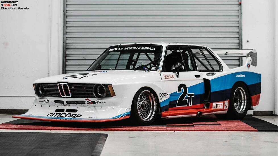 Mit dem BMW 320i Turbo IMSA machen wir einen Abstecher in die Geschichte des Motorsports. Das Auto fuhr erfolgreich Rennen in den USA und gehörte zu den Protagonisten der IMSA-GT-Serie. Die erste Generation des BMW 3er erhielt eine Turboaufladung und eine Spezialkarosserie. Eine Version des Teams McLaren Engines wurde 2019 für 677.000 Euro verkauft.
Das Auto ist eines von nur drei produzierten Exemplare des IMSA Turbo (mit der Fahrgestellnummer 03). Bei dem Motor handelt es sich um einen 2,0-Liter-Vierzylinder mit 650 PS.