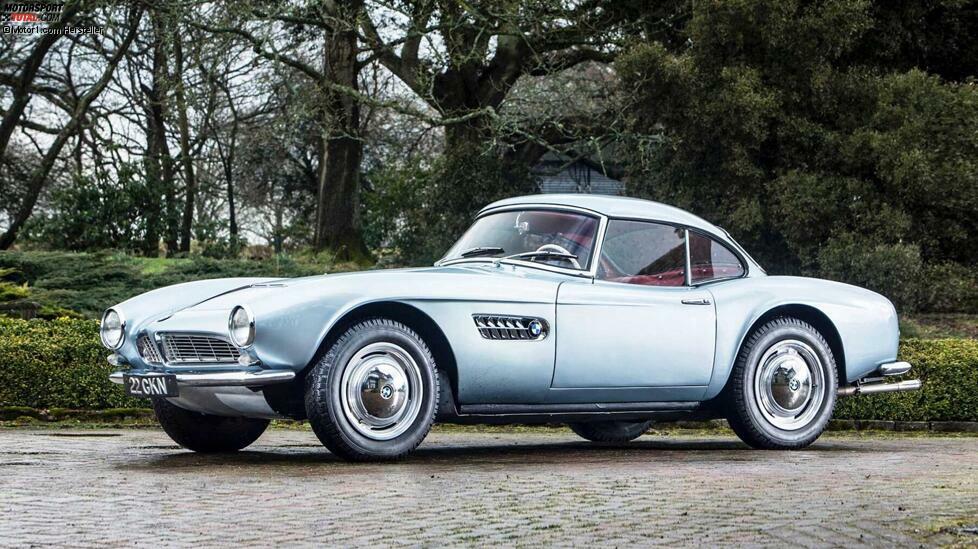 Die Nummer eins unter den teuersten BMWs aller Zeiten ist der BMW 507. Für weniger als zwei Millionen Euro bekommt man keinen 507 mehr, zumindest nicht bei Versteigerungen. Der wertvollste aber ist ein Modell von 1957, der 70 Jahre dem britischen Rennfahrer John Surtees gehörte und 2018 für rund 4,2 Millionen Euro verkauft wurde.
Der 507 wurde von Albrecht von Goertz meisterhaft gestaltet. Der Roadster verzauberte die VIPs und die Reichen jeder Epoche. Für den Vortrieb sorgte ein 3,2-Liter-V8 mit 150 PS; die Höchstgeschwindigkeit lag bei 220 km/h. Nur 252 Stück wurden gebaut.