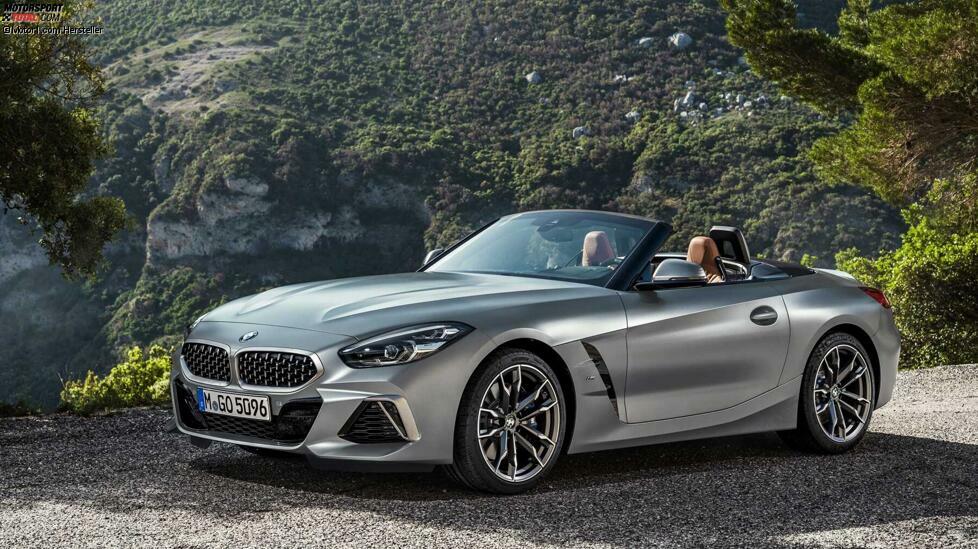 Ja, der BMW Z4. Ein günstiges Cabrio? Nun, zum Thema Preise haben wir Sie in der Einleitung ja schon vorgewarnt. Seien Sie also stark: Das Z4-Basismodell kostet runde 42.000 Euro. Dafür bekommt man einen fast 200 PS starken Zweiliter-Turbo mit 320 Newtonmeter Drehmoment.
Mit 4,32 Meter ist das Auto aber nicht mehr wirklich klein, auch das Gewicht von 1,5 Tonnen gibt zu denken. Da macht sich auch das schwere Metall-Klappdach bemerkbar. Zum Vergleich: Der (rund 30 Zentimeter kürzere) Mazda MX-5 mit Stoffdach wiegt mit Zweiliter-Motor nur 1,1 Tonnen.  