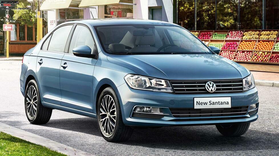 An zehnter Stelle und mit 244.132 produzierten Einheiten finden wir den Volkswagen Santana. Diesen Namen kennt man noch vom früheren Stufenheck-Passat. Inzwischen ist der Santana ein rein chinesisches Modell für China.
Die fünfte Generation der kompakten Limousine (4,47 Meter lang) für den asiatischen Markt wurde 2012 auf der Plattform A05+ geboren, die in Europa in Form des Skoda Rapid und des Seat Toledo ihren flüchtigen Auftritt hatte.
Seit 2016 gibt es auch die Gran Santana-Version mit Fließheck-Karosserie, in der Praxis ein Skoda Rapid Spaceback.