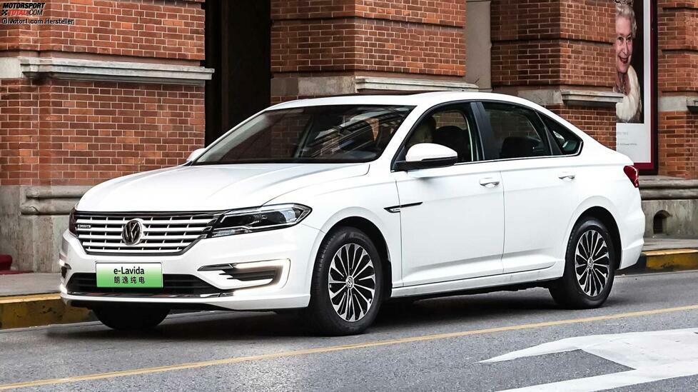 Hier ist ein weiteres bei uns völlig unbekanntes, aber in China sehr beliebtes Modell: Der Volkswagen Lavida steht mit 514.698 Einheiten an sechster Stelle der meistproduzierten VW.
Beim Absatz schneidet die Kompaktlimousine noch besser ab, denn 2019 wurden in China 533.186 Einheiten verkauft; damit ist der Lavida das meistverkaufte Modell auf dem chinesischen Markt.
Die dritte Generation wurde 2018 auf der modularen MQB-Plattform eingeführt, und der Stil erinnert sowohl an den China-Bora als auch an den großen Arteon. Die Motoren sind Benziner mit 1,4 und 1,5 Liter Hubraum, zusätzlich zum elektrischen e-Lavida mit Technik vom e-Golf.