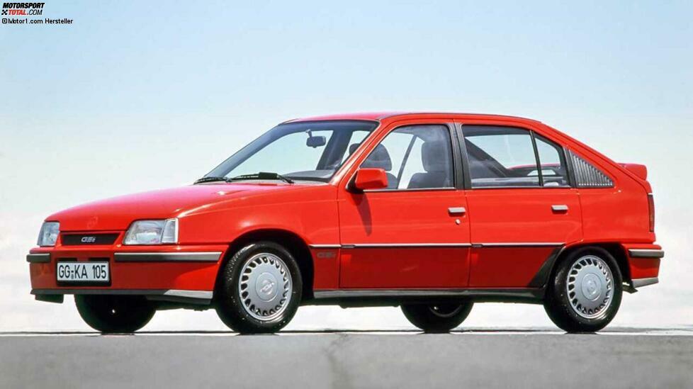 Unter den heißen Kompaktmodellen jener Zeit war der Opel Kadett GSi ein echter Bestseller.
Ursprünglich wurde er von einem 1,8-Liter-Saugbenziner mit 115 PS angetrieben, der später durch einen 2,0-Liter-Motor mit 129 PS ersetzt wurde. Die 16V-Version verfügte ebenfalls über einen 2,0-Liter-Motor, jedoch mit 150 PS.