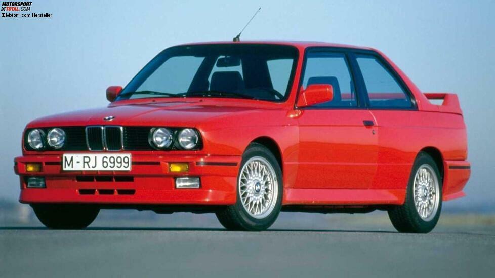 Bei den Premium-Limousinen finden wir ein weiteres historisches Duell. Im Fall des BMW M3 (E30) fionden wir unter Haube einen Vierzylinder mit 2,3 Liter Hubraum und einem 16-Ventil-Zylinderkopf, was für 195 PS (mit Katalysator) reichte.
Was die Leistung betrifft, so hatte der erste M3 eine Höchstgeschwindigkeit von 235 km/h und eine Beschleunigung von 0 auf 100 in 7,4 Sekunden.
Der Wagen durchlief mehrere Entwicklungsschritte und erreichte in seiner höchsten Stufe 238 PS.