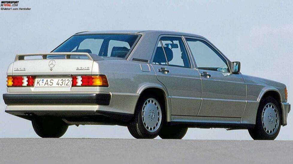 1984, zwei Jahre vor dem M3, erschien der Mercedes 190 E 2.3-16. Auch hier gab es zunächst einen 2,3-Liter-Vierzylinder mit 16 Ventilen und 185 PS Leistung. Die 2,3-Liter-Formel bei M3 und 190er erklärt sich durch den geplanten Einsatz im Motorsport. 
Auch die Leistung war der Mercedes seinem Münchner Rivalen sehr ähnlich: 230 km/h Höchstgeschwindigkeit und Beschleunigung von 0 auf 100 in 7,5 Sekunden. 
1986 folgte der 190 E 2.5-16 mit 195 PS. Später kamen noch radikalere Evo-Version bis hin zum krassen Evo II mit 235 PS Leistung und riesigem Heckflügel.