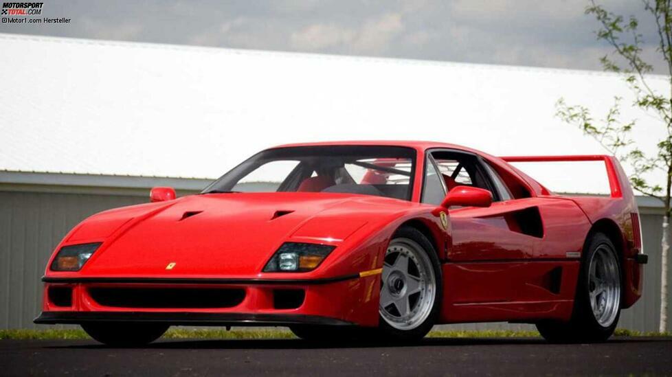 Das vielleicht bekannteste Auto-Duell der 1980er-Jahre war das zwischen Ferrari F40 und Porsche 959. Der F40 entstand, wie der Name sagt, 1987 zum 40-jährigen Jubiläum von Ferrari. Im Heck steckte ein 2,9-Liter-Biturbo-V8 mit 478 PS und 577 Nm Drehmoment.
Dank dieser beeindruckenden Mechanik und einem Leergewicht von knapp 1.100 Kilogramm erreichte das Auto eine Höchstgeschwindigkeit von 324 km/h und eine Beschleunigung von 0 auf 100 in nur 4,1 Sekunden.
Insgesamt 1.315 Ferrari F40 wurden gebaut.