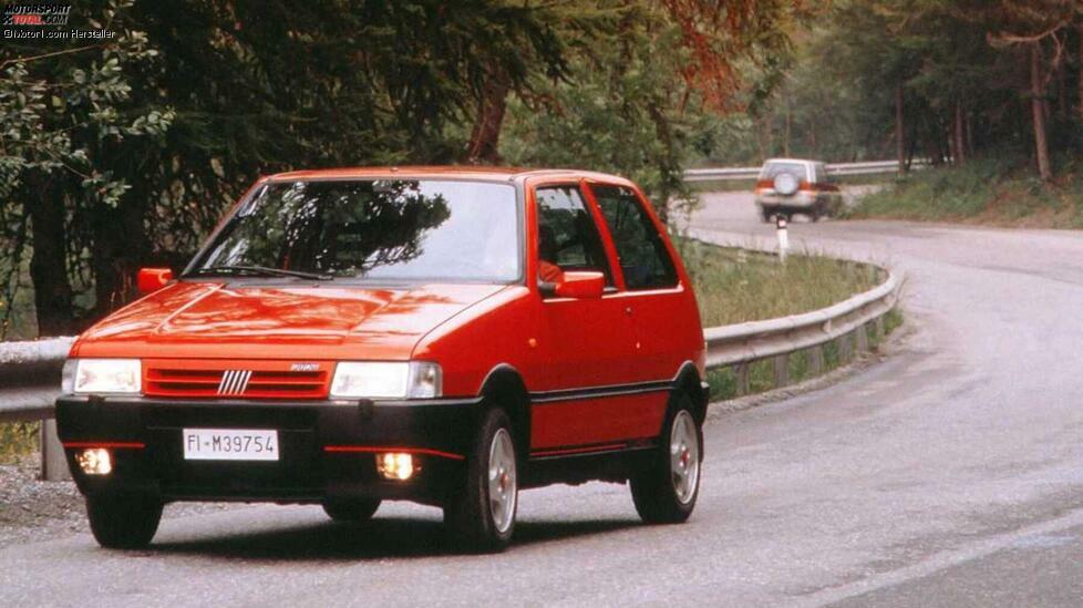 Der natürlichste Rivale des Renault 5 GT Turbo war der Fiat Uno Turbo i.e. (das italienische Kürzel für die elektronische Einspritzung), dessen 1,3-Liter-Motor 105 PS leistete.
Was die Fahrdaten betrifft, so kamen sie dem französischen Rivalen sehr nahe: 200 km/h Höchstgeschwindigkeit und Beschleunigung von 0 auf 100 in 8,3 Sekunden.