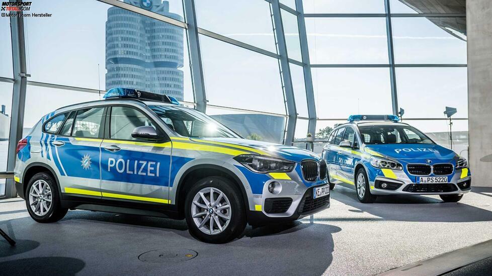 Erstmals seit 2016 in bayerischen Diensten: der BMW X1 sowie der BMW 2er Gran Tourer.
Die Fahrzeuge entsprechen mit ihren blauen Streifen und der neongelben Warnbeklebung der künftigen Farbgebung der Bayerischen Polizei.
Mit der Aufschrift 