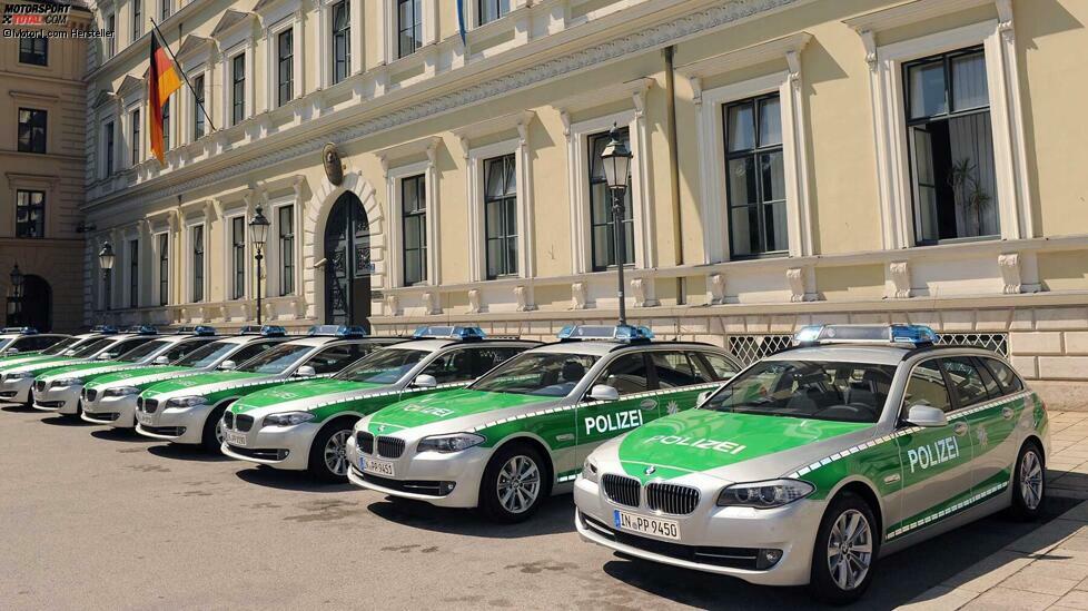 Bayern hielt sehr lange am Grün auf Polizeiautos fest. 2011 gab es eine ganze Charge damals neuer BMW 5er Touring.
Die Polizeifahrzeuge können bereits bei BMW mit Sonderumfängen ausgestattet werden, beispielsweise iDrive-Steuerung der Signalanlage, für einen Heckcrash optimierte Ladeböden sowie Front- und Heckblitzer.