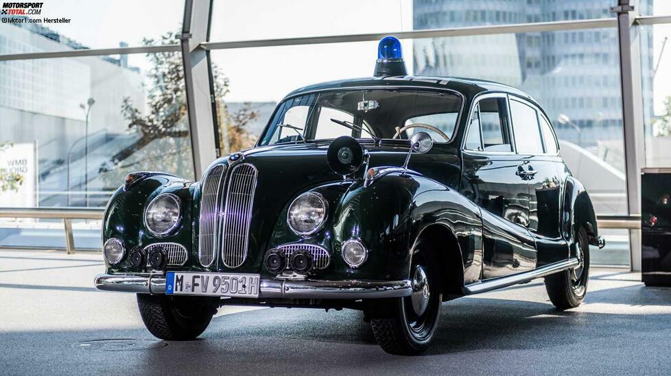 Die Geschichte von BMW als Hersteller von Polizei-Einsatzfahrzeugen reicht bis in die 1950er-Jahre zurück.
Zu dieser Zeit stellte die Münchner Polizei neue Streifenwagen vom Typ BMW 501 und BMW 502 in Dienst. Landesweit bekannt wurden die mit kraftvollen Sechszylinder- und Achtzylinder-Motoren bestückten Modelle durch die TV-Serie 