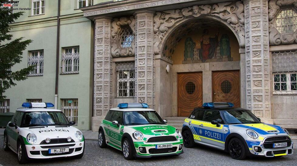 Seit den Zeiten des VW Käfer und diverser Porsche bei der Autobahnpolizei verzichten die Behörden auf dreitürige Einsatzfahrzeuge. 
Logisch, schließlich können so Personen einfacher eingesackt werden. Die hier gezeigten Mini-Modelle dienen dem Polizeipräsidium in München zu PR-Zwecken. 
So wird der jüngste Mini (rechts) ähnlich wie bereits seine Vorgänger bei Informationsveranstaltungen der Münchner Polizei sowie bei Großereignissen wie dem Oktoberfest, auf Messen und zur Nachwuchswerbung eingesetzt.