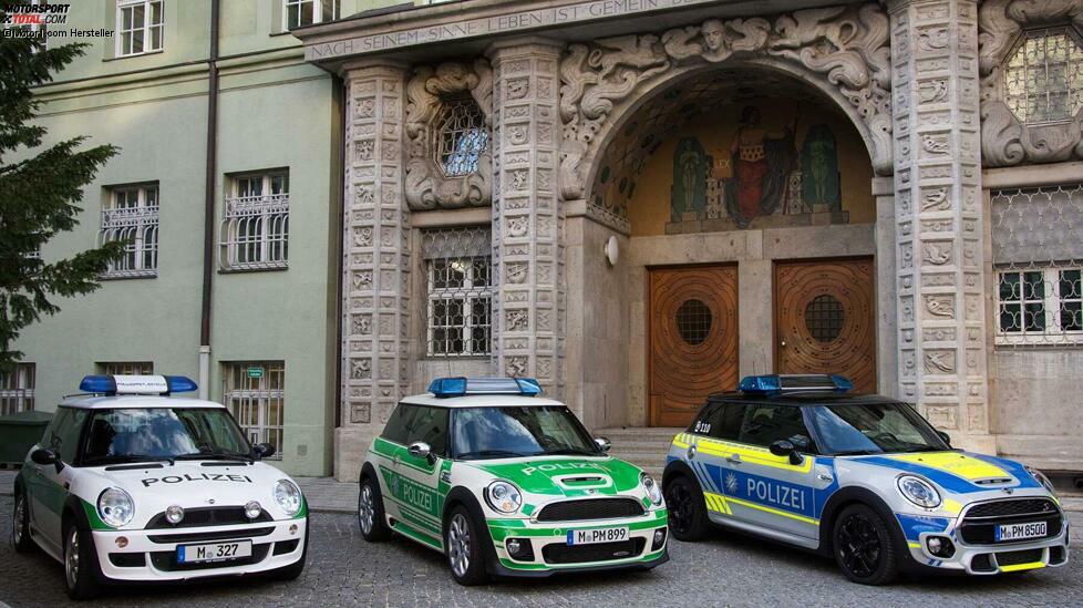 Seit den Zeiten des VW Käfer und diverser Porsche bei der Autobahnpolizei verzichten die Behörden auf dreitürige Einsatzfahrzeuge. 
Logisch, schließlich können so Personen einfacher eingesackt werden. Die hier gezeigten Mini-Modelle dienen dem Polizeipräsidium in München zu PR-Zwecken. 
So wird der jüngste Mini (rechts) ähnlich wie bereits seine Vorgänger bei Informationsveranstaltungen der Münchner Polizei sowie bei Großereignissen wie dem Oktoberfest, auf Messen und zur Nachwuchswerbung eingesetzt.