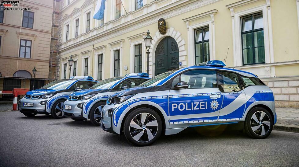 2015 testete die Polizei in München den BMW i3. Äußerlich kennzeichnet das erstmals in blau gestaltete Beklebungsdesign der Polizei Bayern den BMW i3 als Einsatzfahrzeug.
Ausgestattet ist der BMW i3 mit einer Sondersignalanlage RTK 7 von Hella (inklusive dem damals neu vorgestellten roten Anhalteflash und Yelp-Anhaltesignal), Druckkammerlautsprecher.
Hinzu kommen Front- und Heckblitzer, um andere Verkehrsteilnehmer auf den Einsatz aufmerksam zu machen. Ergänzt wird die Ausrüstung um eine Digital-Funkvorrüstung von Sepura.