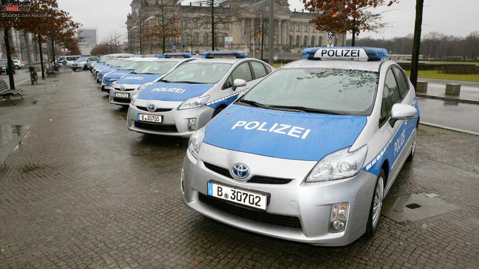 In Berlin experimentiert man schon länger mit umweltfreundlichen Streifenwagen. 
Vor einigen Jahren übergab Toyota der Berliner Polizei drei Prius. Mit den drei Hybridfahrzeugen und acht weiteren Autos mit alternativem Antrieb wollte die Behörde der Bundeshauptstadt ihren Fuhrpark umweltverträglicher gestalten und den CO2-Ausstoß ihrer Flotte verringern.