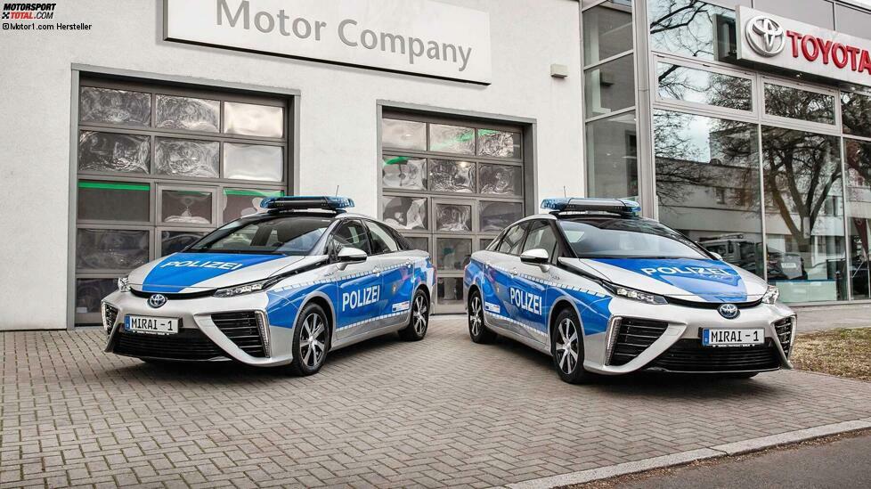 Noch einen Schritt weiter gehen die Cops in Berlin seit Ende Januar 2020.
Die Berliner Polizei kauft mit dem Toyota Mirai gleich zwei serienmäßige Brennstoffzellenfahrzeuge für den täglichen Einsatz im Streifendienst.