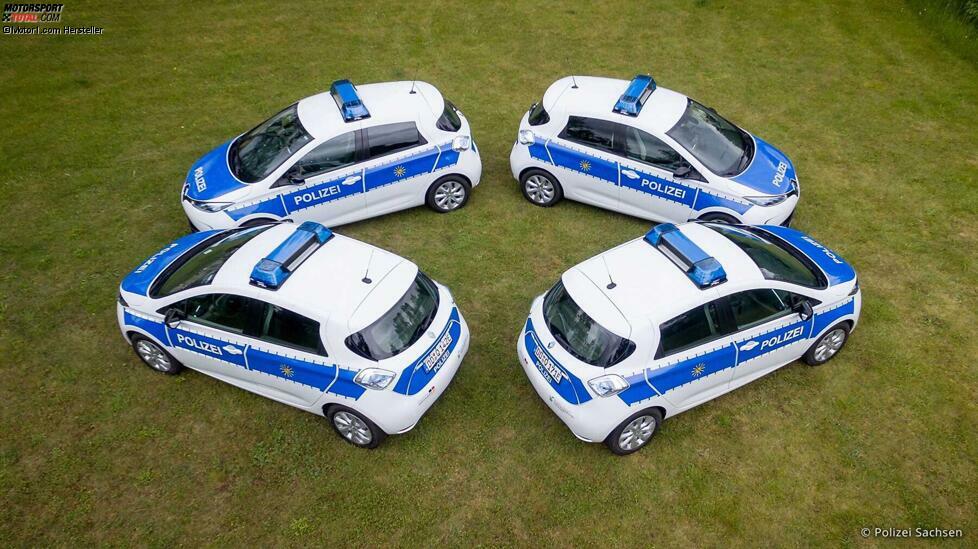 Die Polizei Sachsen ist zu einem kleinen Teil elektrisch unterwegs und setzt dabei auf Modelle von Renault.
15 Zoe und fünf Kangoo Z.E. wurden 2016 an die sächsischen Ordnungskräfte ausgeliefert. Die Stromer kommen im sogenannten interaktiven Funkstreifendienst zum Einsatz.
Genutzt werden die neuen Renault-Elektrofahrzeuge für Fahrten der Bürgerpolizisten und des Kriminaldienstes sowohl im innerstädtischen als auch im ländlichen Raum im Bundesland Sachsen.
Für den Einsatz als Funkstreifenwagen sind die 15 Zoe und fünf Kangoo Z.E. nach Polizei-Vorgaben komplettausgestattet, inklusive optischer und akustischer Sondersignalanlage.