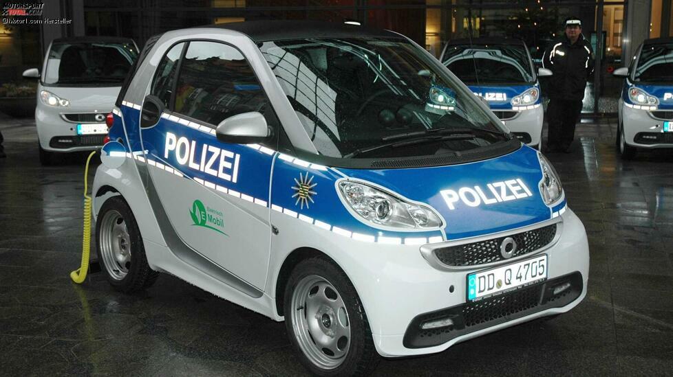 Obwohl er nur zwei Türen hat, gab es tatsächlich den Smart Fortwo als Polizeiauto.
Die ersten zehn Smart Fortwo electric drive wurden 2013 an die sächsische Polizei übergeben. Mit den Autos sollten sogenannte 