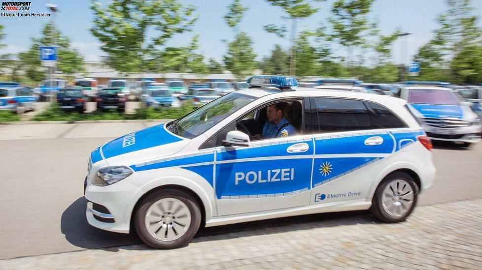 Und Sachsen setzte weiter auf Elektro-Streifenwagen. 2016 kamen 24 Mercedes B-Klasse Electric Drive (B 250 e) in den aktiven Polizeidienst.
Neben Mercedes-Pkw und Smart setzt die Polizei des Freistaates auch auf Mercedes-Transporter und -Lkw. So kommen neben dem Sprinter als Gruppenkraftwagen oder dem Vito, der als Funkstreifenwagen genutzt wird, auch der Atego als Pferdetransporter sowie der Actros als TV-Übertragungswagen zum Einsatz.