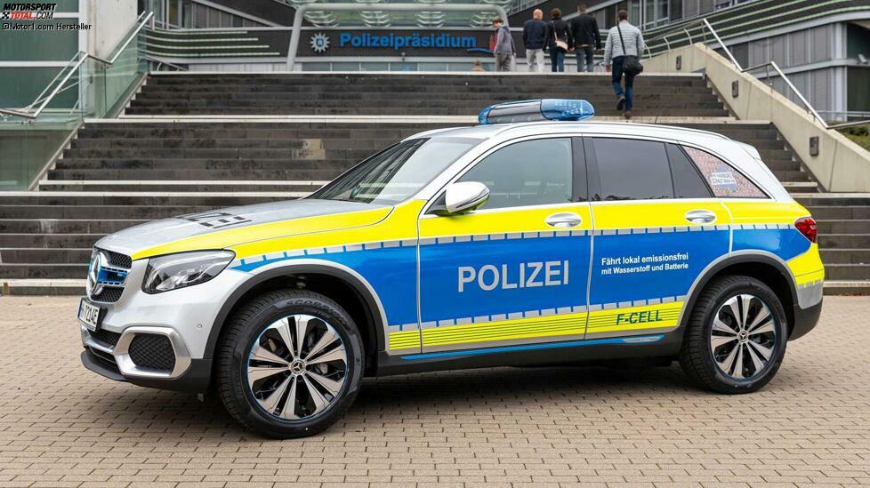 Seit Oktober 2019 ist der Mercedes GLC F-CELL mit Brennstoffzelle bei der Polizei in Hamburg im Einsatz. Dabei handelt es sich dem Hersteller zufolge um den weltweit ersten GLC F-CELL im Polizeidienst.
Neben der polizeispezifischen Beklebung im VESBA-Design verfügt der GLC F-CELL auch über weitere typische Umbauten für Funkstreifenwagen. Dazu zählen eine Funkvorrüstung, ein Tonfolgeverstärker, ein Dachbalkensystem, zwei Druckkammerlautsprecher und weiteren Extras.
