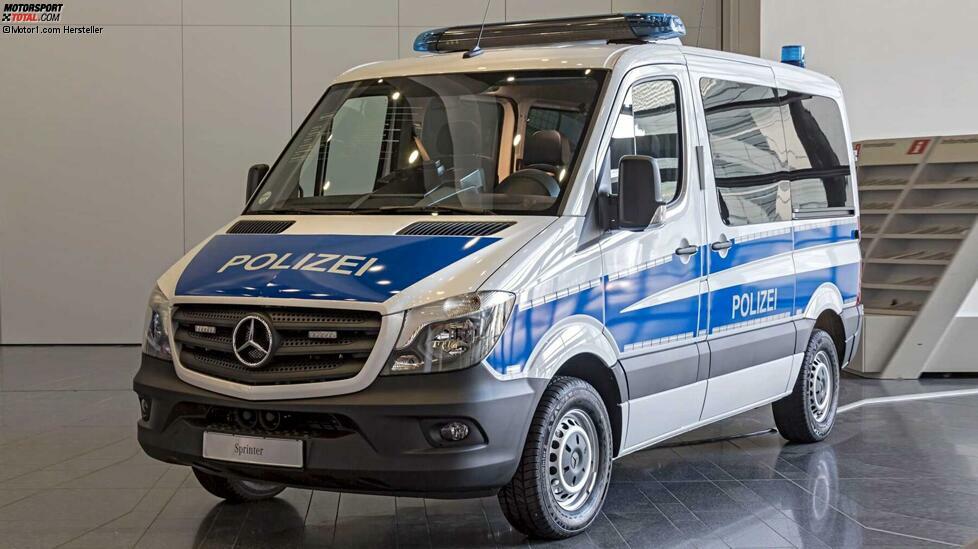 Im Rahmen der GPEC 2018 erfolgte die Übergabe eines Mercedes Sprinter für den Personentransport an die hessische Bereitschaftspolizei.
Das Fahrzeug ist Bestandteil eines mehrjährigen Rahmenvertrages über die Lieferung von rund 1000 Sprinter bis zum Jahr 2019.
Seit rund zehn Jahren werden die Transporter bei den Bereitschaftspolizeien der Länder als Halbgruppenkraftwagen eingesetzt und haben sich im täglichen Arbeitseinsatz der Beamtinnen und Beamten als zuverlässiges und robustes Fahrzeug bewährt.