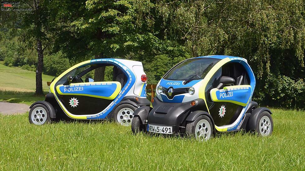 Sie sehen richtig: Ein Renault Twizy im Polizei-Look. Die Polizei Bonn erweiterte 2016 ihren Fuhrpark unter anderem um zwei Twizy Cargo.
Die speziell für die Anforderungen der Polizeiarbeit umgebauten Stromer übernehmen unterschiedliche Aufgaben als Poolfahrzeug sowie im Bezirks- und Kurierdienst.