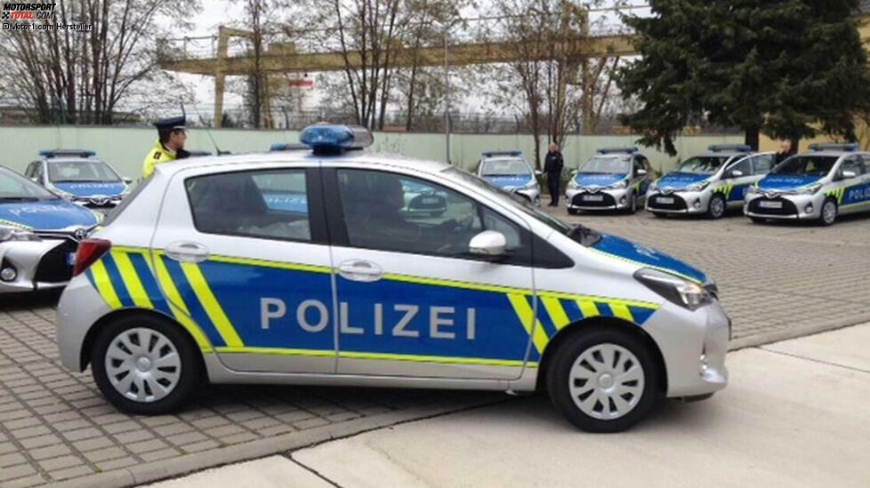 Die Polizei in Sachsen-Anhalt ist auch im Toyota Yaris unterwegs: 25 Fahrzeuge des wendigen Kleinwagen wurden Ende 2015 an die drei Polizeidirektionen des Bundeslandes übergeben.
Mit dem Toyota Yaris schickt das Bundesland erstmals Kleinwagen auf Streife. Zudem dürfte es sich auch um eines der ersten japanischen Fabrikate im deutschen Polizeidienst gehandelt haben.