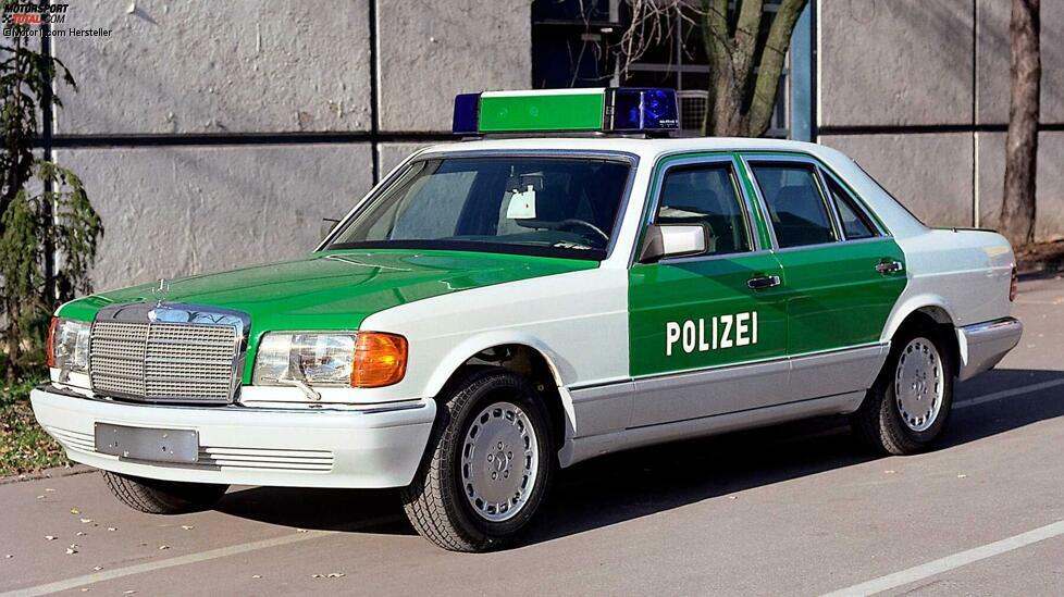 Auch das gab es einst: Hier sehen wir einen Mercedes-Benz 420 SE (Baureihe 126) mit werksseitigem Sonderschutz als Polizeifahrzeug.
Normalerweise waren gepanzerte S-Klassen bewusst unauffällig gehalten. Dieses Fahrzeug jedoch sollte abschrecken. Es eskortierte Bargeld-Transporte der Bundesbank.