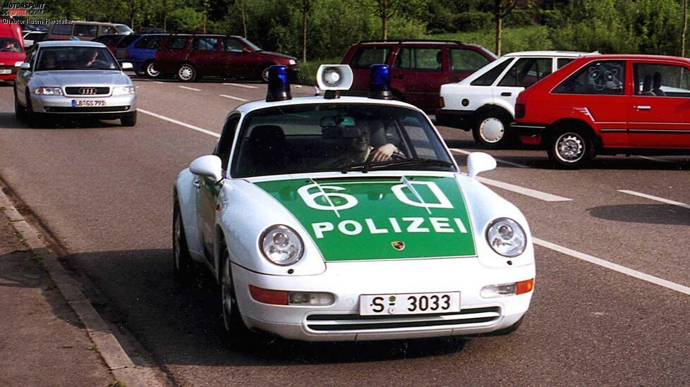 Von den 1960er- bis in die 80er-Jahre waren Porsche-Modelle bei der Autobahnpolizei im Einsatz. 
Vor allem Nordrhein-Westfalen und Baden-Württemberg setzten auf 356, 924, 944 und sogar den 911.
Hier sehen wir den Polizei-Porsche der 911-Baureihe 993, den Ferry Porsche 1996 persönlich als Geschenk der Baden-Württemberger Polizei überreichte.
Bis zu seiner Ausmusterung im Staatsdienst war der Elfer ? das millionste von Porsche gebaute Auto ? stets problemlos im Einsatz. Heute gehört es zum Fundus des Porsche-Museums.