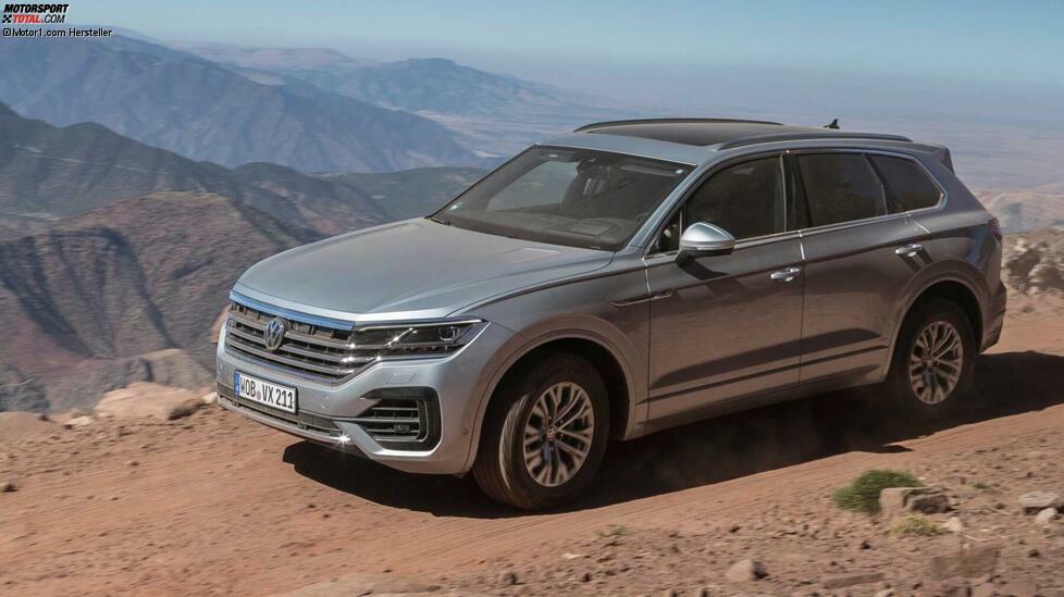 Beim VW Touareg steht derzeit der neue Touareg R im Mittelpunkt, doch der hat einen Plug-in-Hybrid-Antrieb. Auch der V8 TDI interessiert uns hier nicht, und der V6 TDI im dicksten Volkswagen ist mit 231 PS zu schwach. Hier geht es um den V6 TSI mit 340 PS.
Mit einer Sprintzeit von 5,9 Sekunden ist der Zweitonner natürlich keine Rakete, aber das stört uns hier nicht. Gerne hätten wir ein sportlicheres Modell gezeigt, aber den 340-PS-V6 setzt VW nur im Touareg ein. Über eine Achtgang-Automatik gelangt die Kraft an alle vier Räder.

Leistung: 340 PS
Drehmoment: 450 Nm bei 1.350 - 5.300 U/min
Motor: 3,0-Liter-V6
0-100 km/h: 5,9 Sek.
Fahrzeuggewicht: 2.005 kg