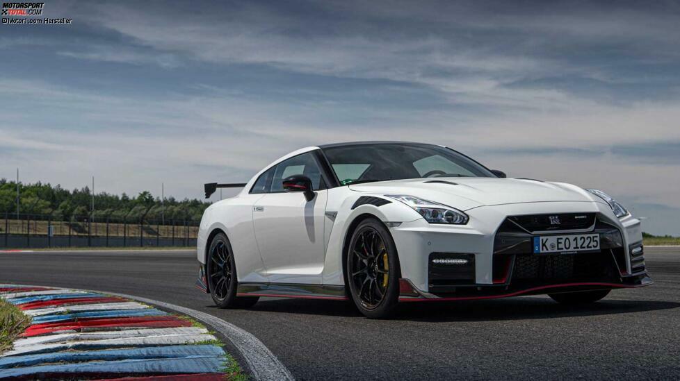 Das zweitstärkste Sechszylinder-Modell ist der Nissan GT-R. Schon die Normalversion hat 570 PS, aber die Topversion Nismo kommt auf genau 600 PS. Der vorne längs eingebaute Biturbo-V6 bringt außerdem ein maximales Drehmoment von 652 Newtonmeter, das über alle vier Räder auf die Straße gebracht wird.  
Mit seinem Sechsgang-Doppelkupplungsgetriebe schafft der GT-R Nismo den Normsprint in gerade mal 2,8 Sekunden. Maximal wird der Performance-Nissan 315 km/h schnell.

Leistung: 600 PS bei 6.800 U/min
Drehmoment: 652 Nm bei 3.600 - 5.600 U/min
Motor: 3,8-Liter-V6 mit Biturbo-Aufladung
0-100 km/h: 2,8 Sek.
Fahrzeuggewicht: 1.778 kg