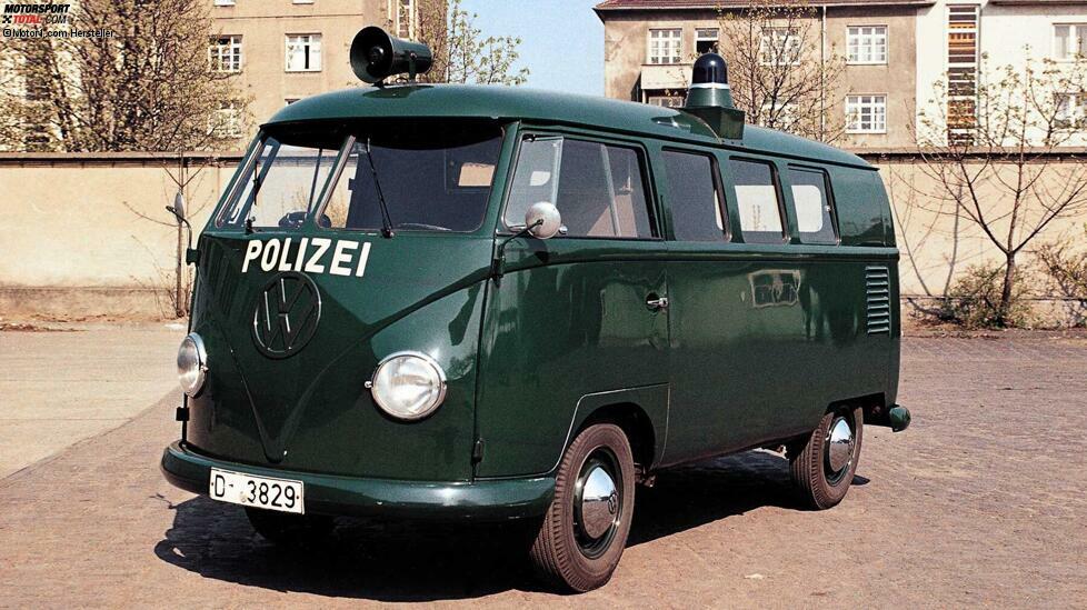 Seit den Zeiten des seligen T1 sind die Transporter und Busse von VW ein vertrauter Anblick bei der Polizei.
Dieses Exemplar aus Düsseldorf zeigt anschaulich die dunkelgrüne Lackierung von Polizeiautos in den 1950er- und 60er-Jahren.
(Copyright: Volkswagen AG)