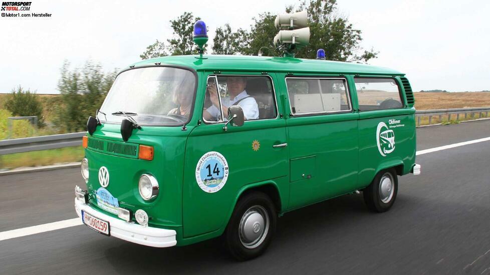 Natürlich durfte auch der 1967 vorgestellte VW T2 bei der Polizei nicht fehlen. 
Hier diente er als Mannschaftswagen, aber auch als mobiler Blitzer oder wie auf dem Bild zu sehen, als Lautsprecherwagen.
(Copyright: Volkswagen AG)