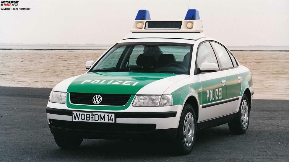 Kurz nach dem Start der vierten Passat-Generation im Jahr 1996 zeigte VW ein Jahr später, wie ein Einsatzfahrzeug für die Polizei aussehen könnte.
Auffallend ist die ziemlich große Signalanlage auf dem Dach der Limousine. Bis heute ordert die Polizei den Passat aber lieber als Kombi.