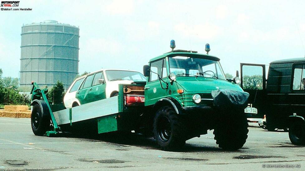 Was haben wir denn hier? Die offizielle Bildunterschrift sagt:
Unimog Baureihe 416 Triebkopfversion mit Ruthmann Schräghubwagen, eingesetzt als Bergungsfahrzeug bei der Stuttgarter Polizei.
Indirekt erkennt man zudem, dass die Polizei im Schwabenland nicht nur Mercedes fuhr. Auf der Ladefläche parkt ein VW Passat Variant.
(Copyright: Mercedes-Benz AG)