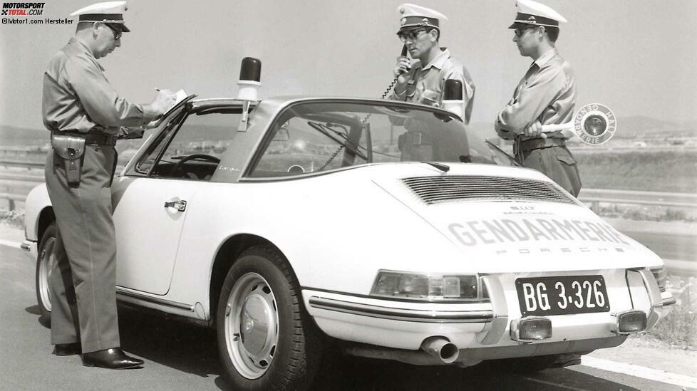 Auch andere Länder nutzten gerne den Porsche 911, als immer mehr Autobahnen entstanden.
Hier sehen wir einen Targa-Elfer der österreichischen Gendarmie, die niederländische Rijkspolitie gab ebenfalls schnittig Stoff.