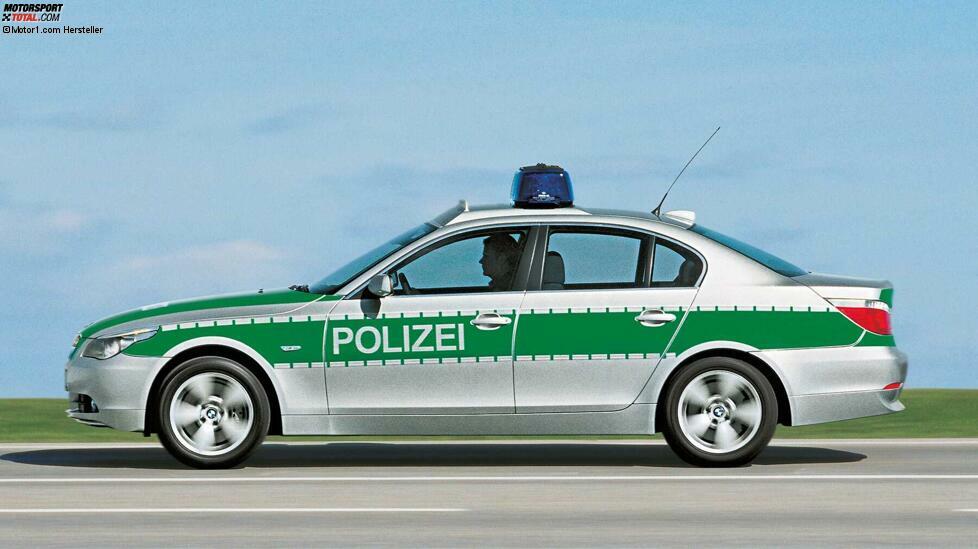 35 BMW 525d Touring und 333 BMW 320d Touring bekam die bayerische Polizei anno 2006. 
Eine 5er Limousine wie auf diesem Bild war nicht darunter. Vermutlich handelt es sich eher um ein Fahrzeug, mit dem BMW selbst für die damals noch recht neue 5er-Reihe (E60) warb.
Gut zu sehen ist die spezielle Farbmischung mit grünem Streifen auf Silber, wie sie die bayerische Polizei lange pflegte.